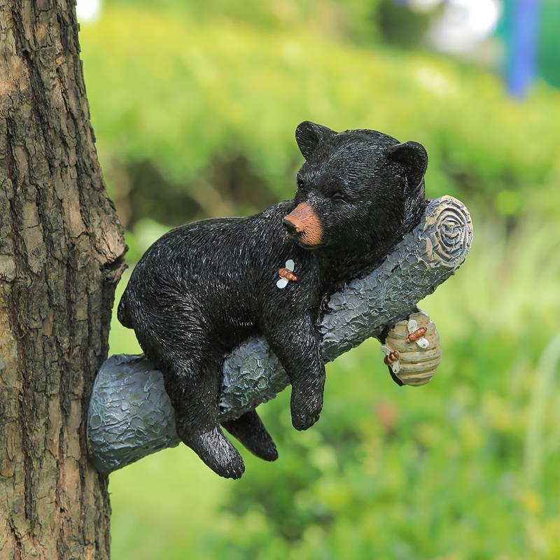 Escultura realista de urso preto feita à mão