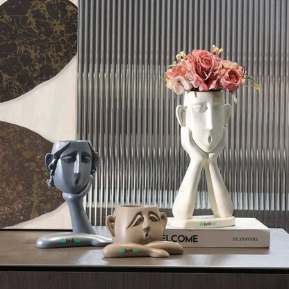 Vaso de flores com rostos artísticos elegantes