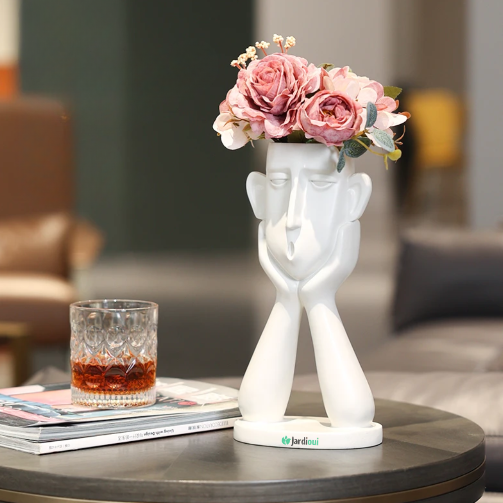 Vaso de flores com rostos artísticos elegantes